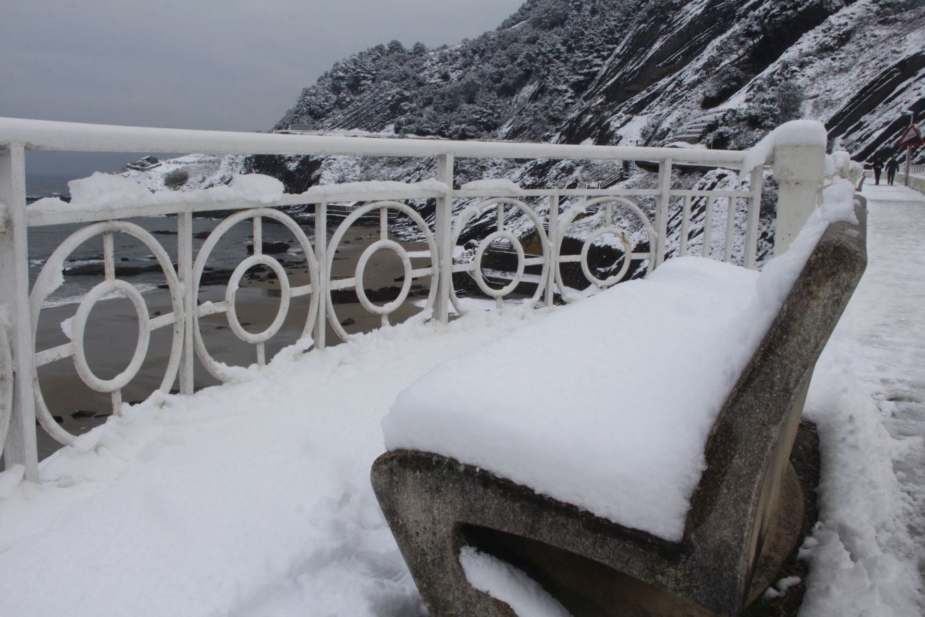 Fotos: Deba amanece nevada