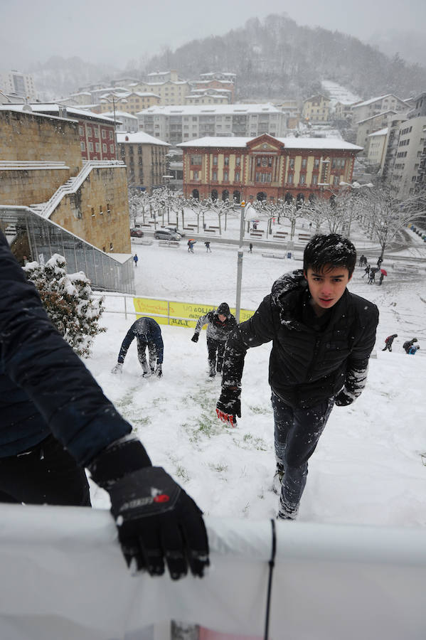 La localidad armera ha amanecido cubierta por el manto blanco, dejando bellas estampas a la vez que complicaciones en el tráfico