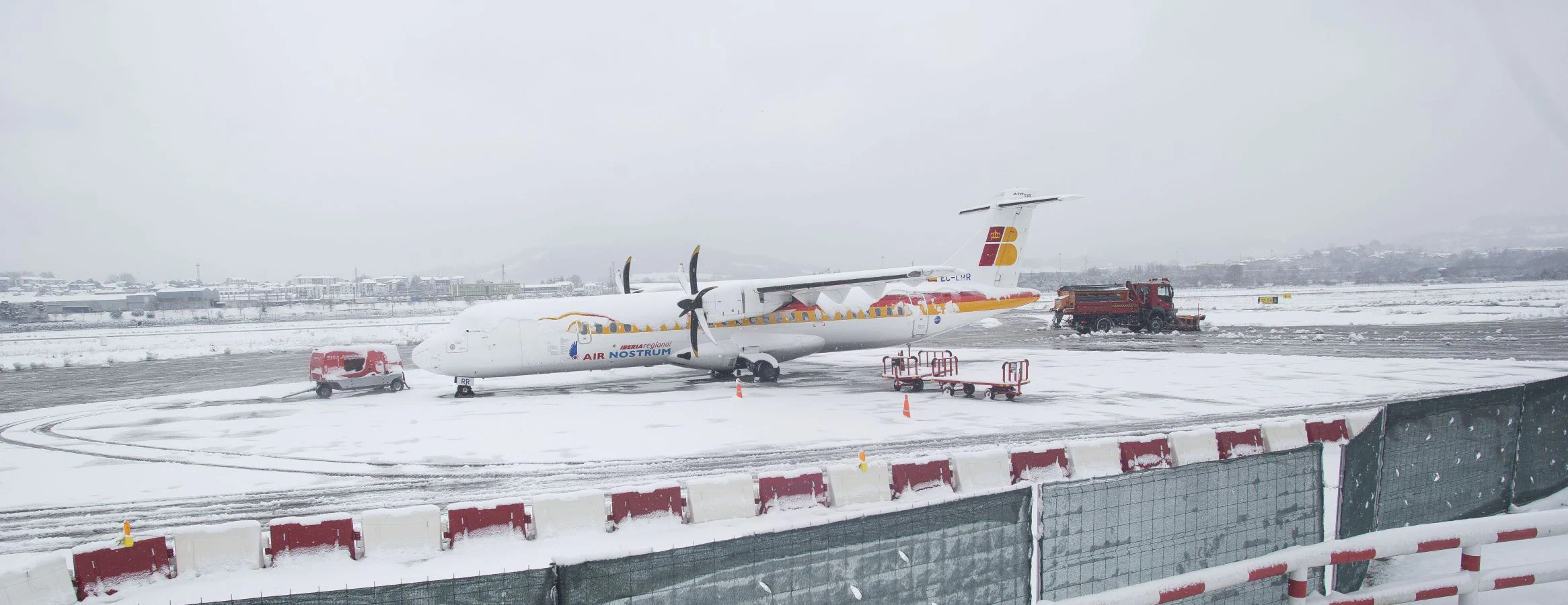 La nieve ha generado importantes problemas en Hondarribia a primera hora. De hecho, el aeropuerto ha permanecido cerrado durante la mañana