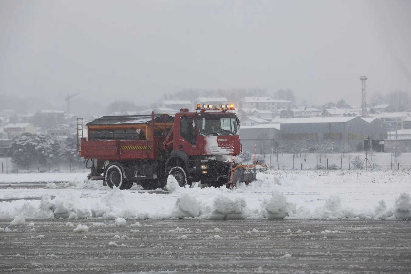 La nieve ha generado importantes problemas en Hondarribia a primera hora. De hecho, el aeropuerto ha permanecido cerrado durante la mañana