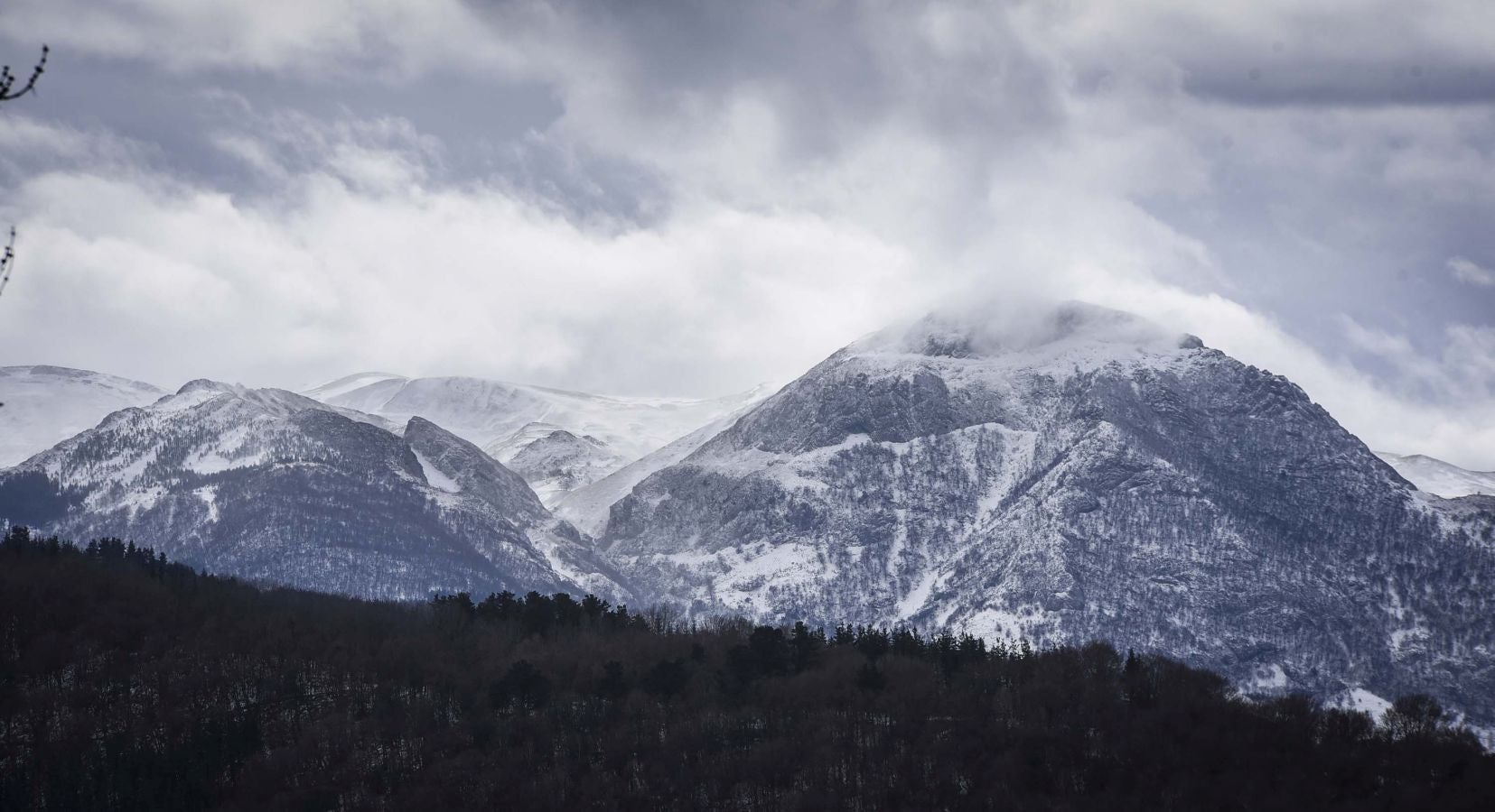 La intensa nevada ha cubierto de blanco la localidad y ha dejado estampas para el recuerdo