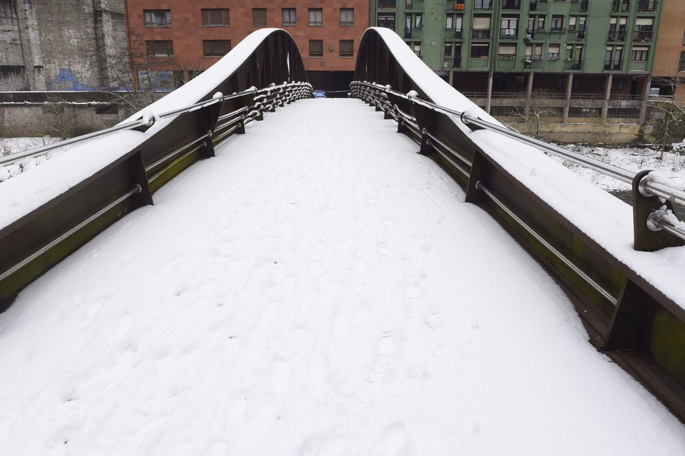 La intensa nevada ha cubierto de blanco la localidad y ha dejado estampas para el recuerdo