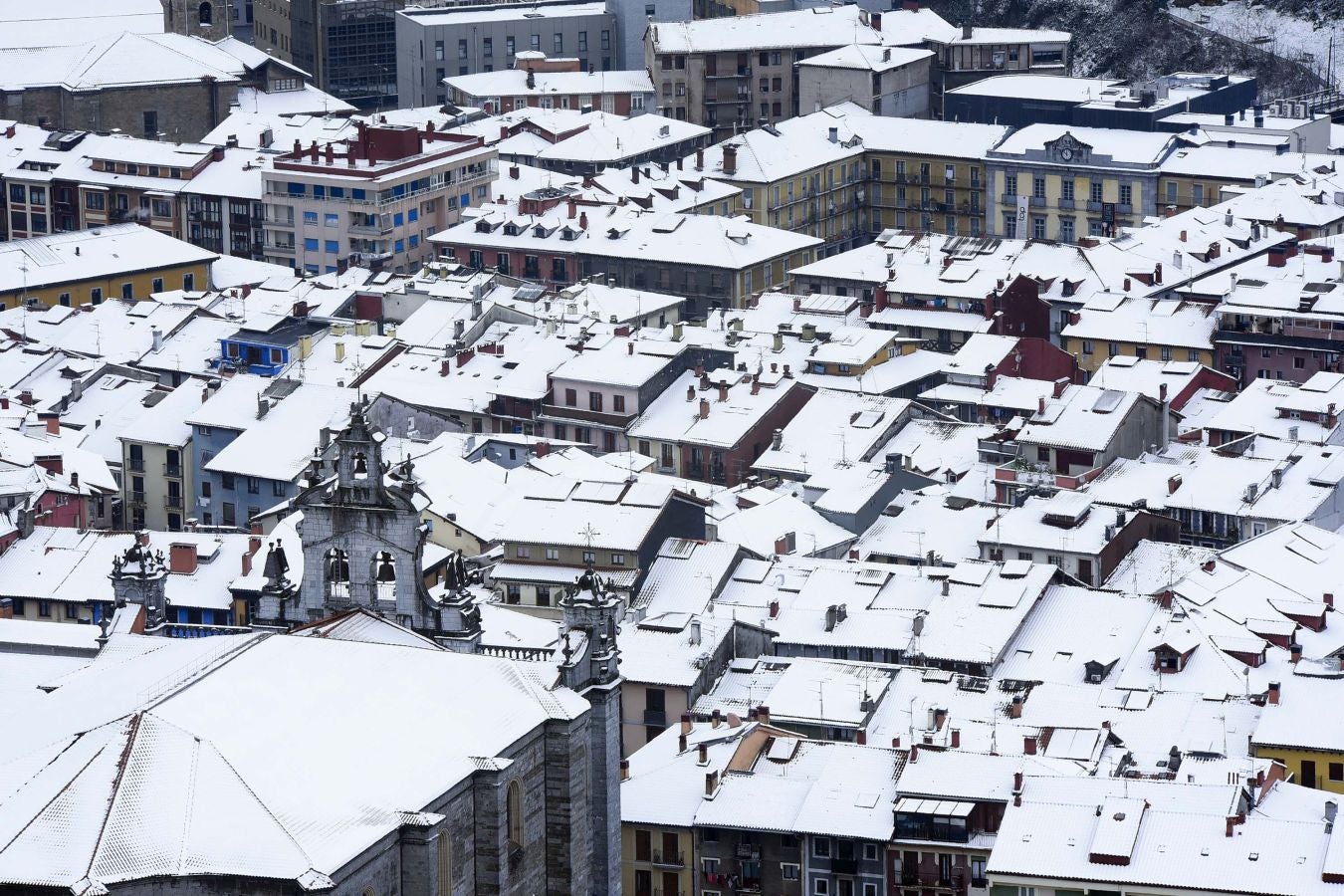 La intensa nevada ha cubierto de blanco la localidad y ha dejado estampas para el recuerdo