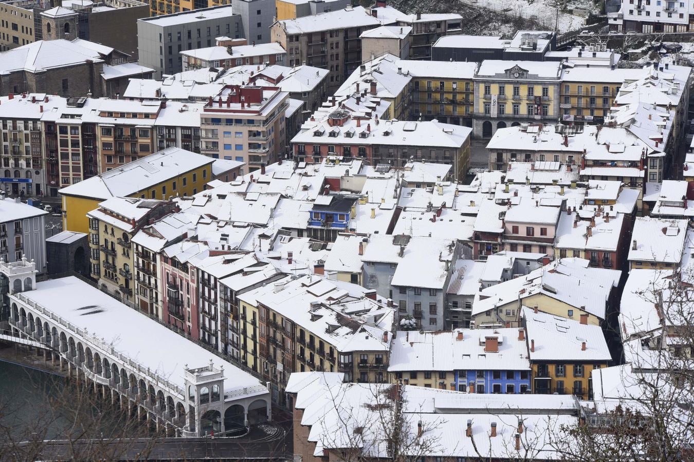 La intensa nevada ha cubierto de blanco la localidad y ha dejado estampas para el recuerdo