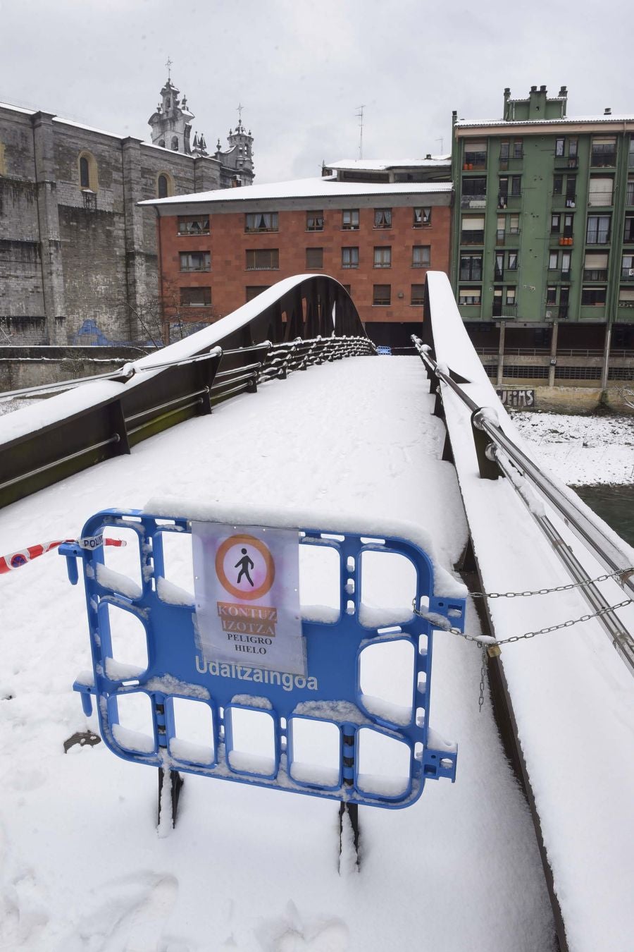 La intensa nevada ha cubierto de blanco la localidad y ha dejado estampas para el recuerdo