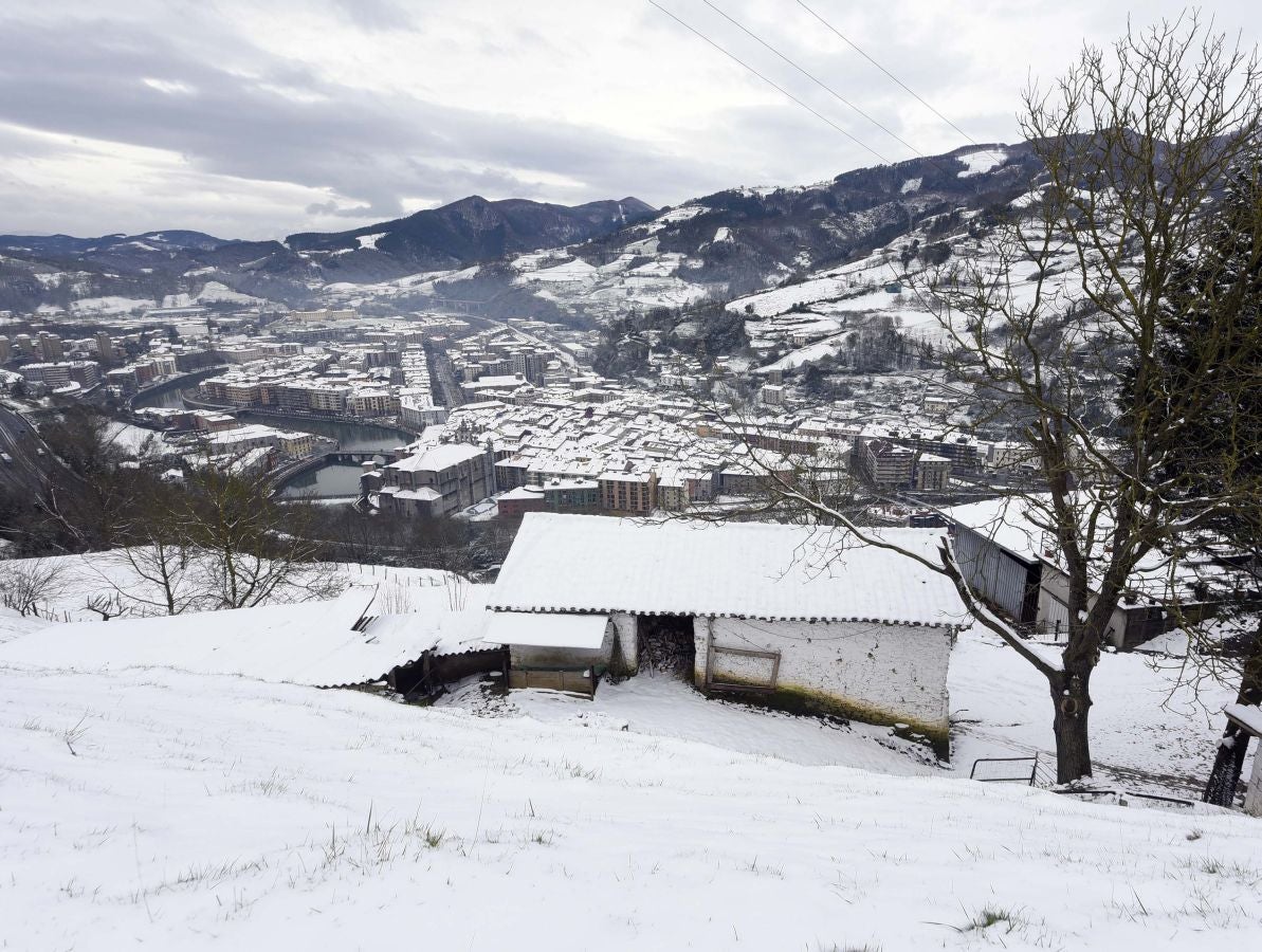La intensa nevada ha cubierto de blanco la localidad y ha dejado estampas para el recuerdo