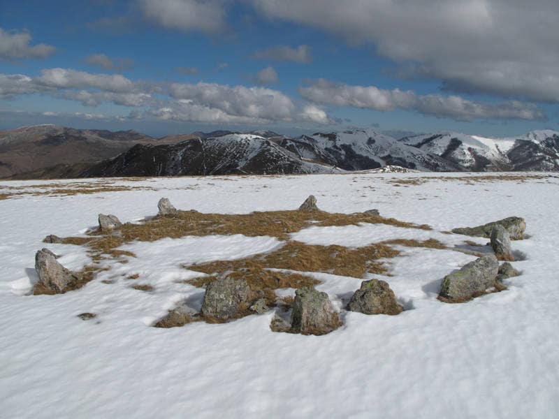 Rodeada de enormes pastizales, la poco definida cumbre de Okabe escolta la impresionante necrópolis de Illarrita. Uno de los conjuntos prehistóricos más imponentes de Euskal Herria