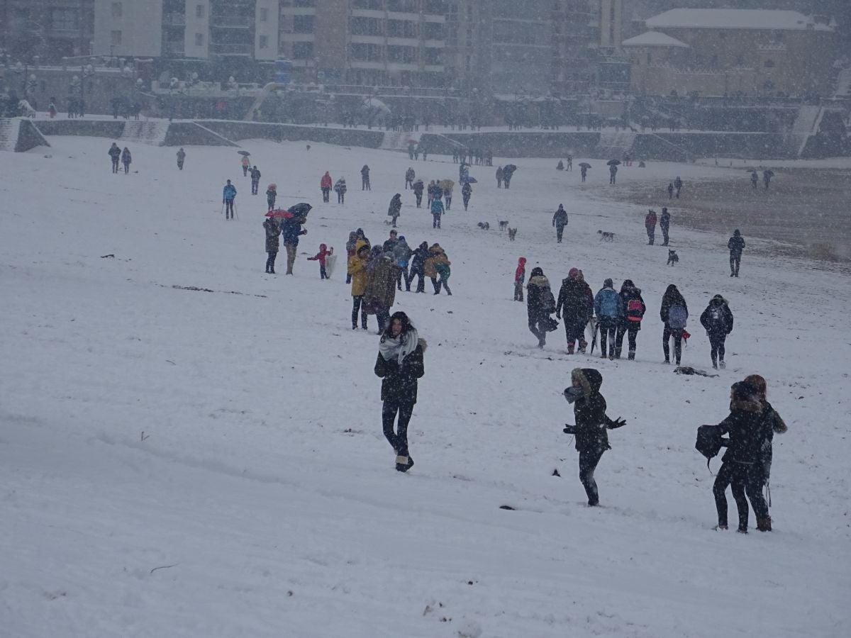 Fotos: Zarautz se tiñe de blanco