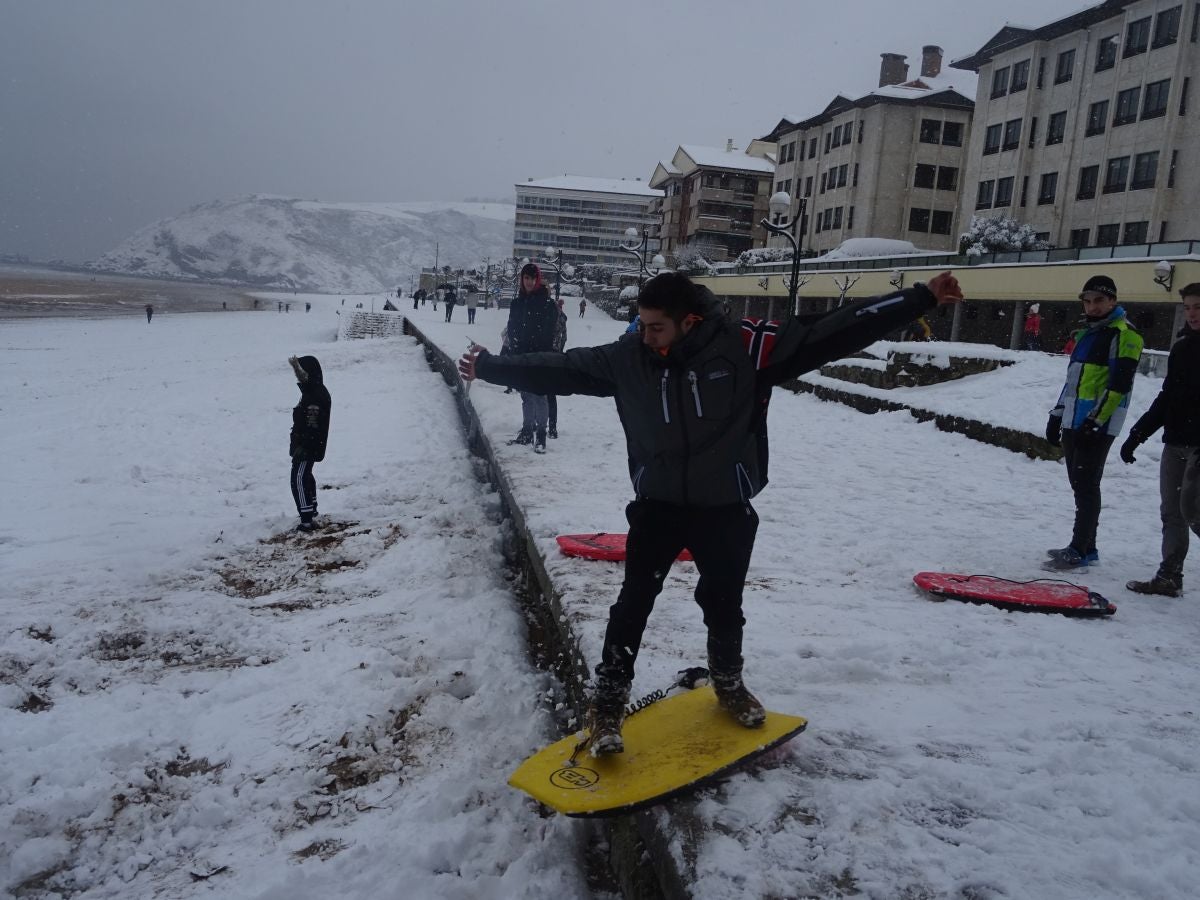 Fotos: Zarautz se tiñe de blanco