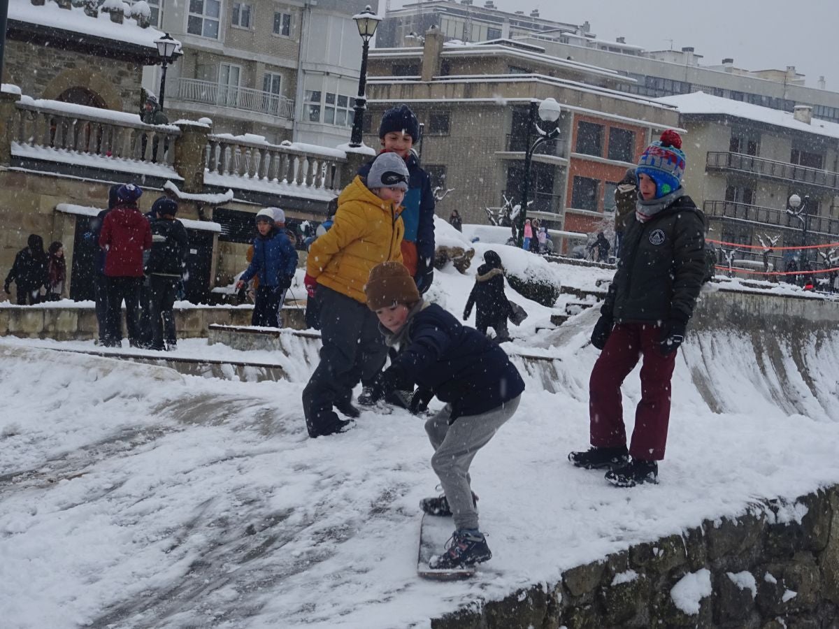 Fotos: Zarautz se tiñe de blanco