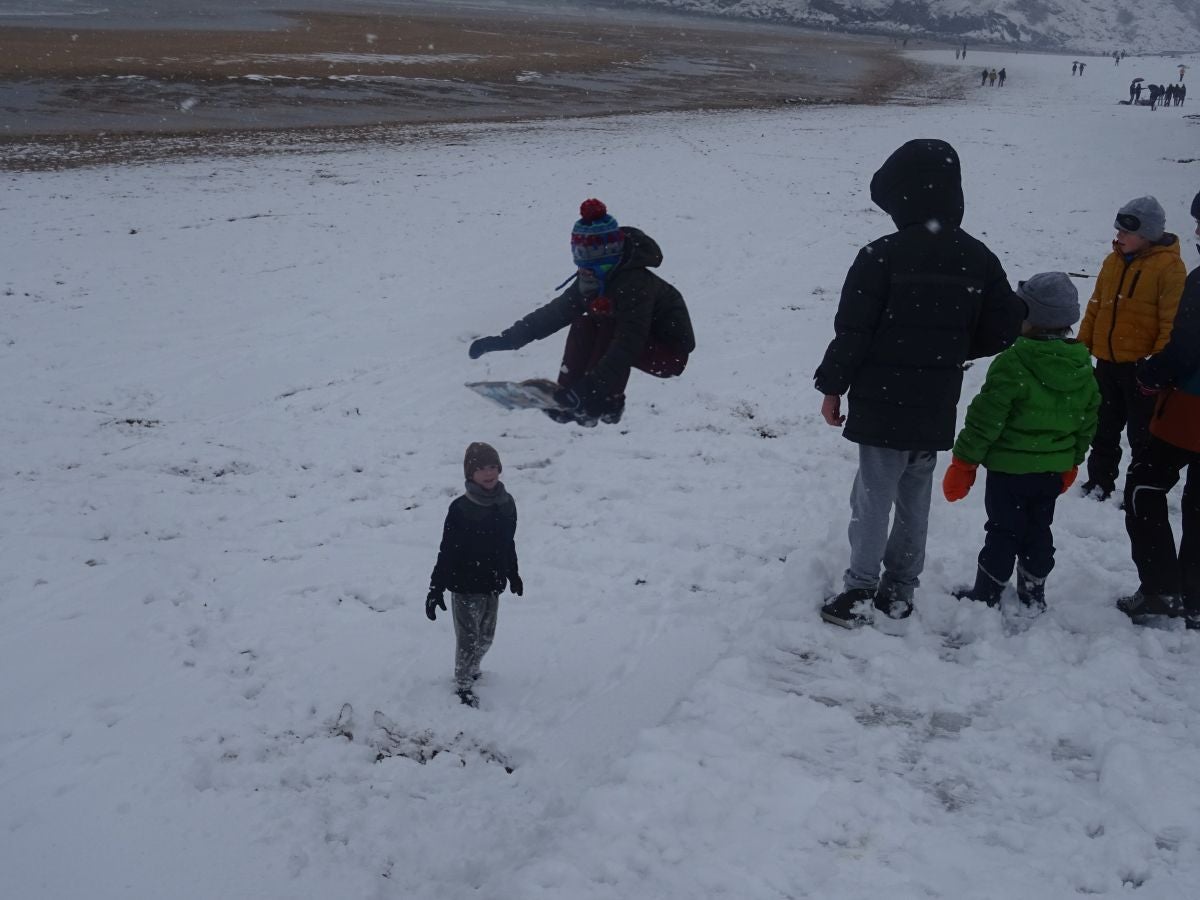 Fotos: Zarautz se tiñe de blanco