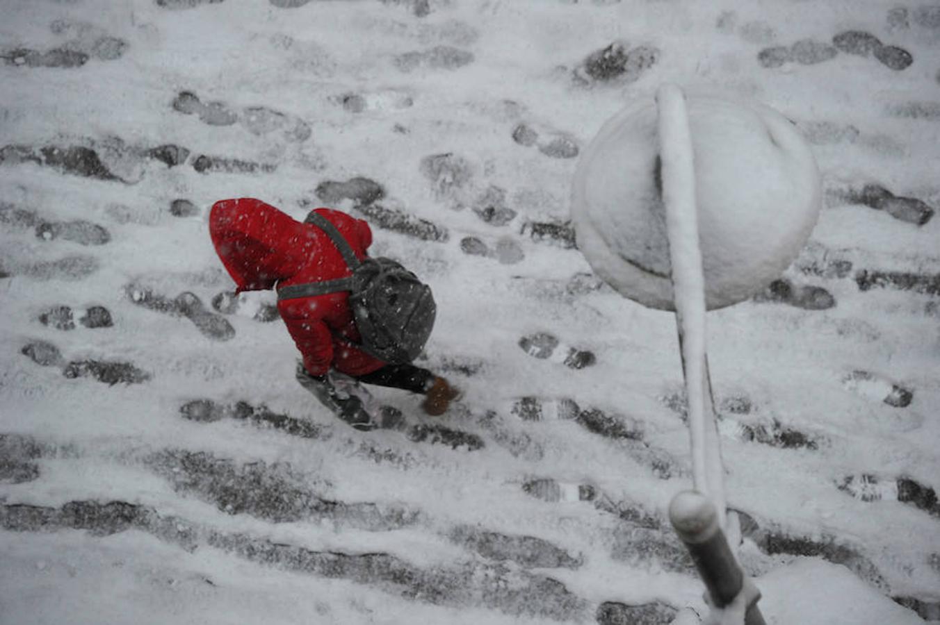 La localidad armera ha amanecido cubierta por el manto blanco, dejando bellas estampas a la vez que complicaciones en el tráfico