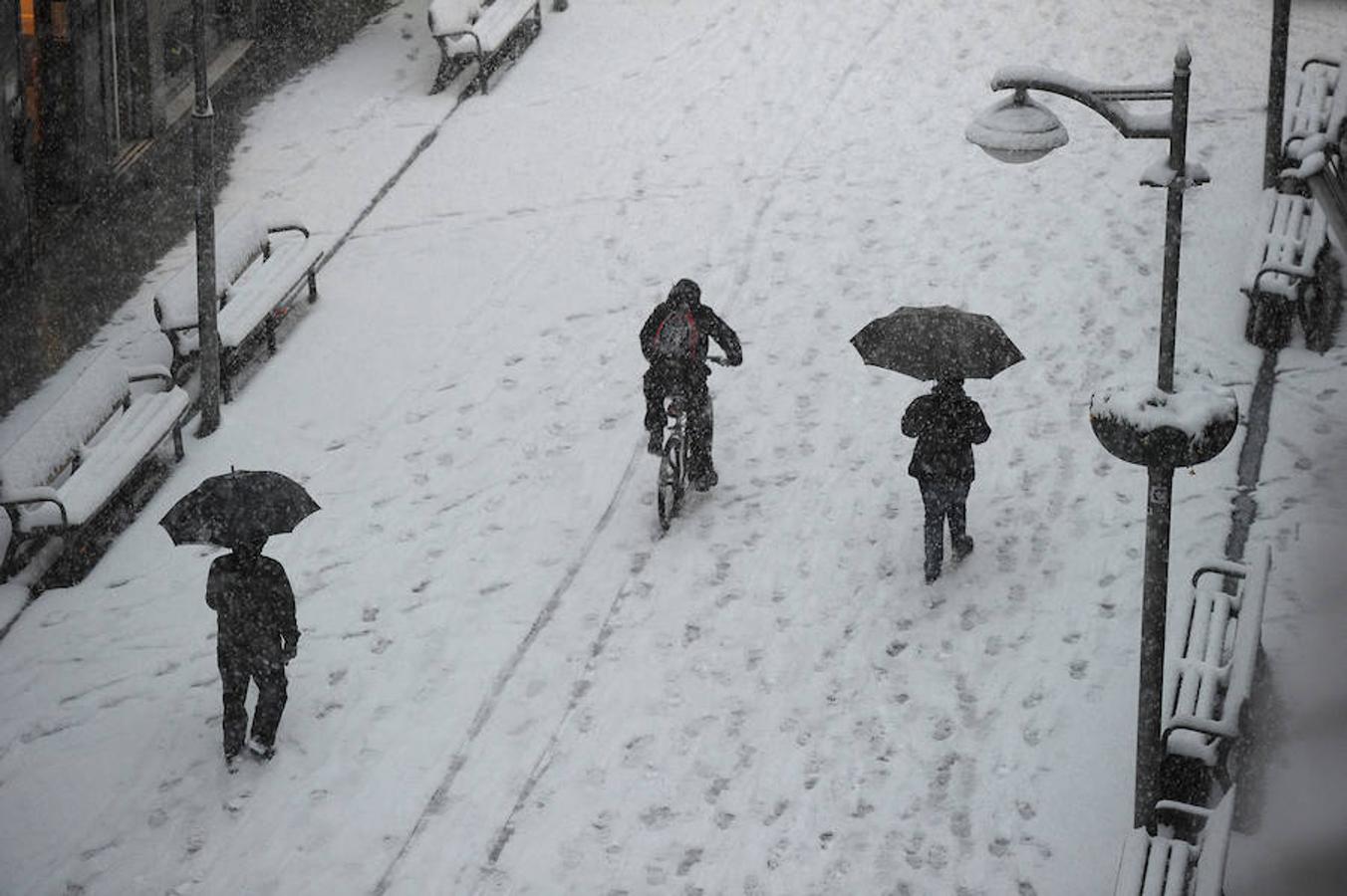 La localidad armera ha amanecido cubierta por el manto blanco, dejando bellas estampas a la vez que complicaciones en el tráfico