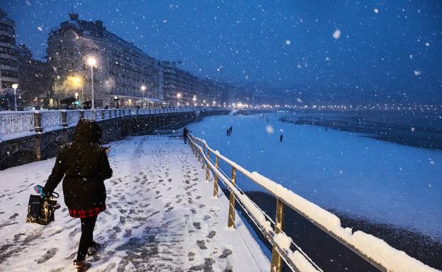 Imagen principal - Tres estampas de La Concha bajo la nieve