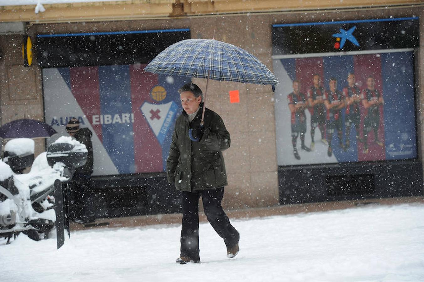 La localidad armera ha amanecido cubierta por el manto blanco, dejando bellas estampas a la vez que complicaciones en el tráfico
