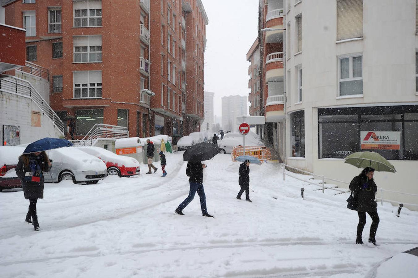 La localidad armera ha amanecido cubierta por el manto blanco, dejando bellas estampas a la vez que complicaciones en el tráfico