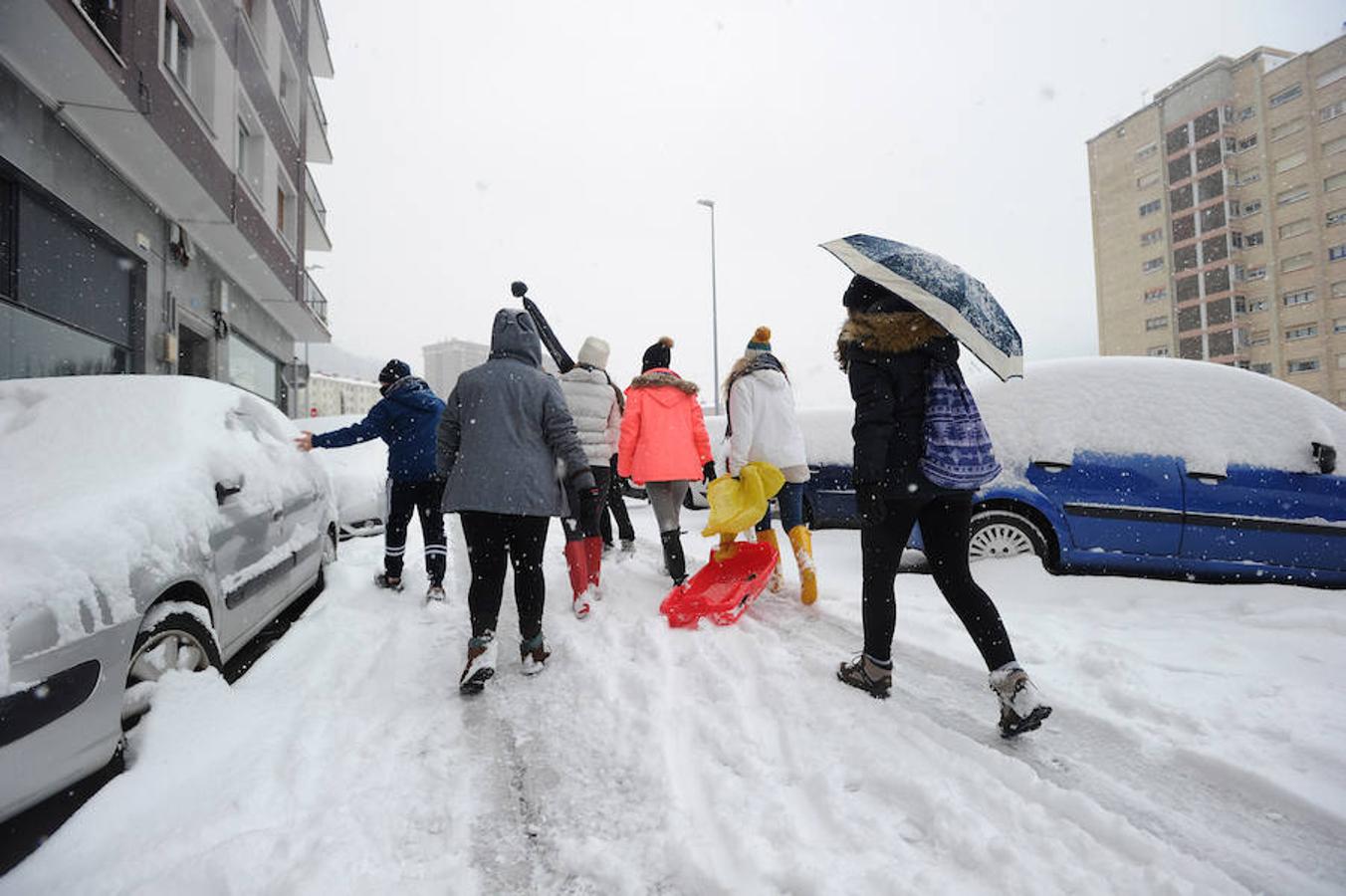 La localidad armera ha amanecido cubierta por el manto blanco, dejando bellas estampas a la vez que complicaciones en el tráfico
