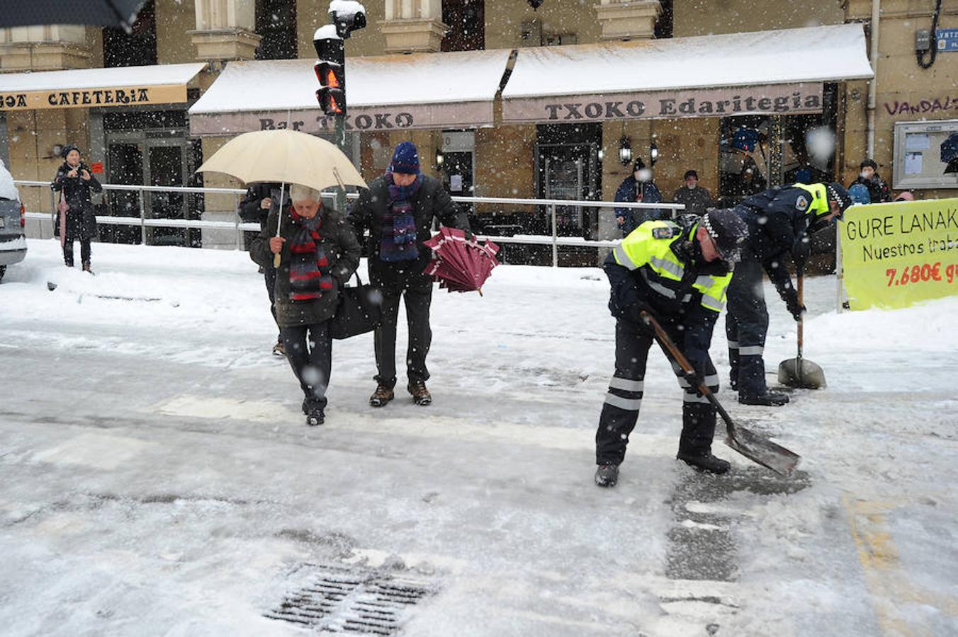 La localidad armera ha amanecido cubierta por el manto blanco, dejando bellas estampas a la vez que complicaciones en el tráfico