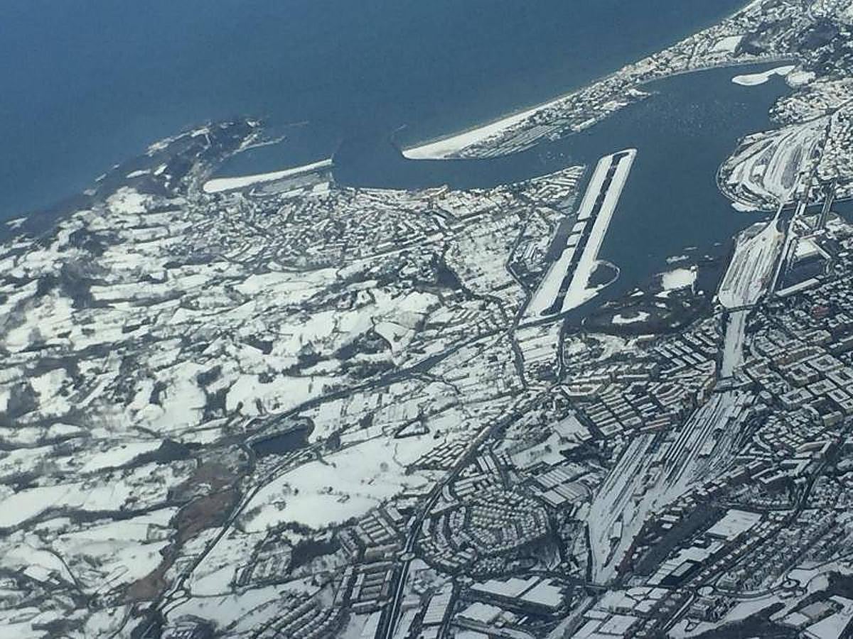 La nieve ha dejado este miércoles estampas para el recuerdo en Gipuzkoa. Desde el aire la imagen del territorio es completamente blanca. 