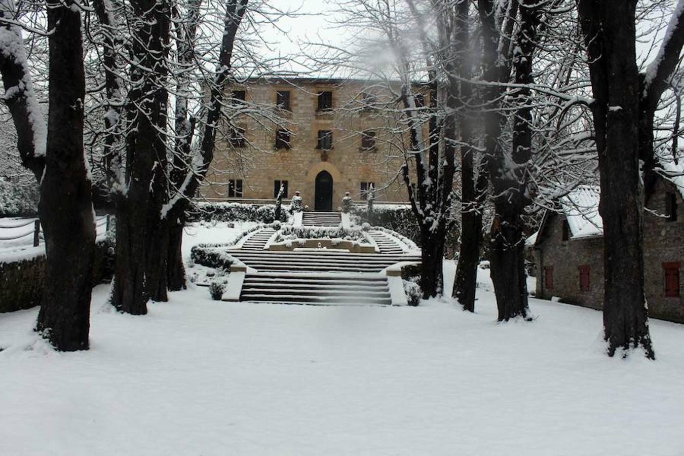La localidad de Buruntzaldea ha amanecido bajo un manto blanco