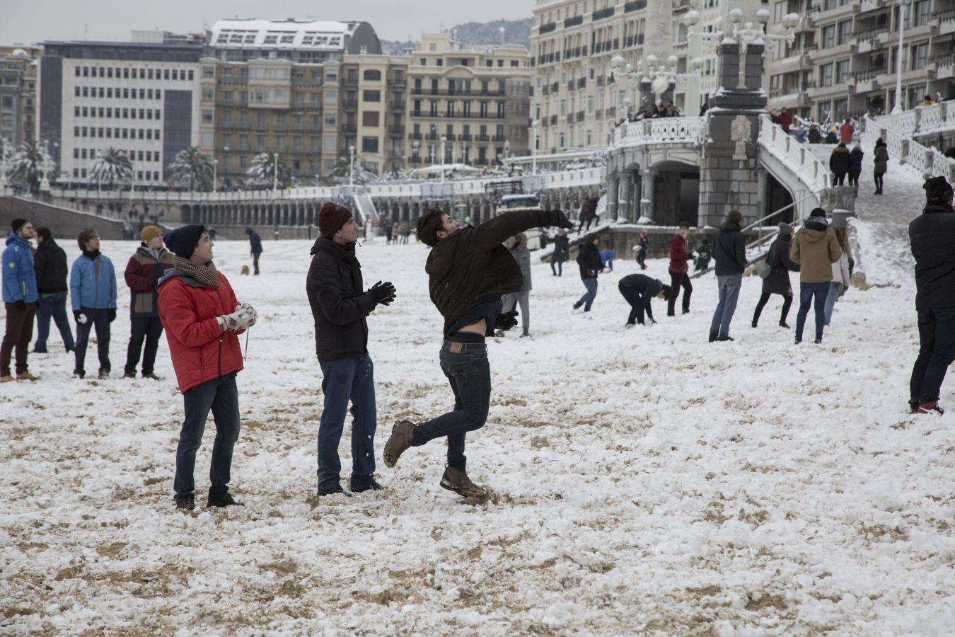 Las precipitaciones han generado muchos problemas de circulación a la vez que ha dejado bonitas estampas