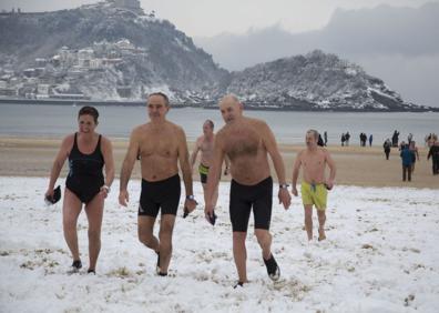 Imagen secundaria 1 - Tres estampas de La Concha bajo la nieve