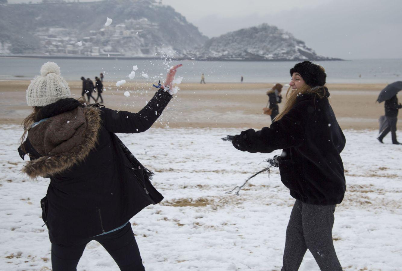 Las precipitaciones han generado muchos problemas de circulación a la vez que ha dejado bonitas estampas