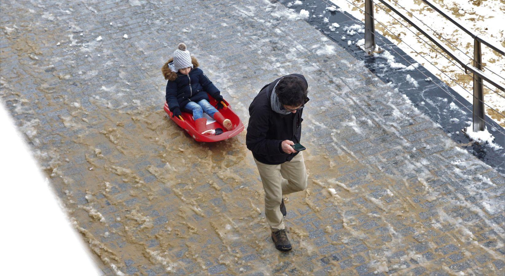 Las precipitaciones han generado muchos problemas de circulación a la vez que ha dejado bonitas estampas