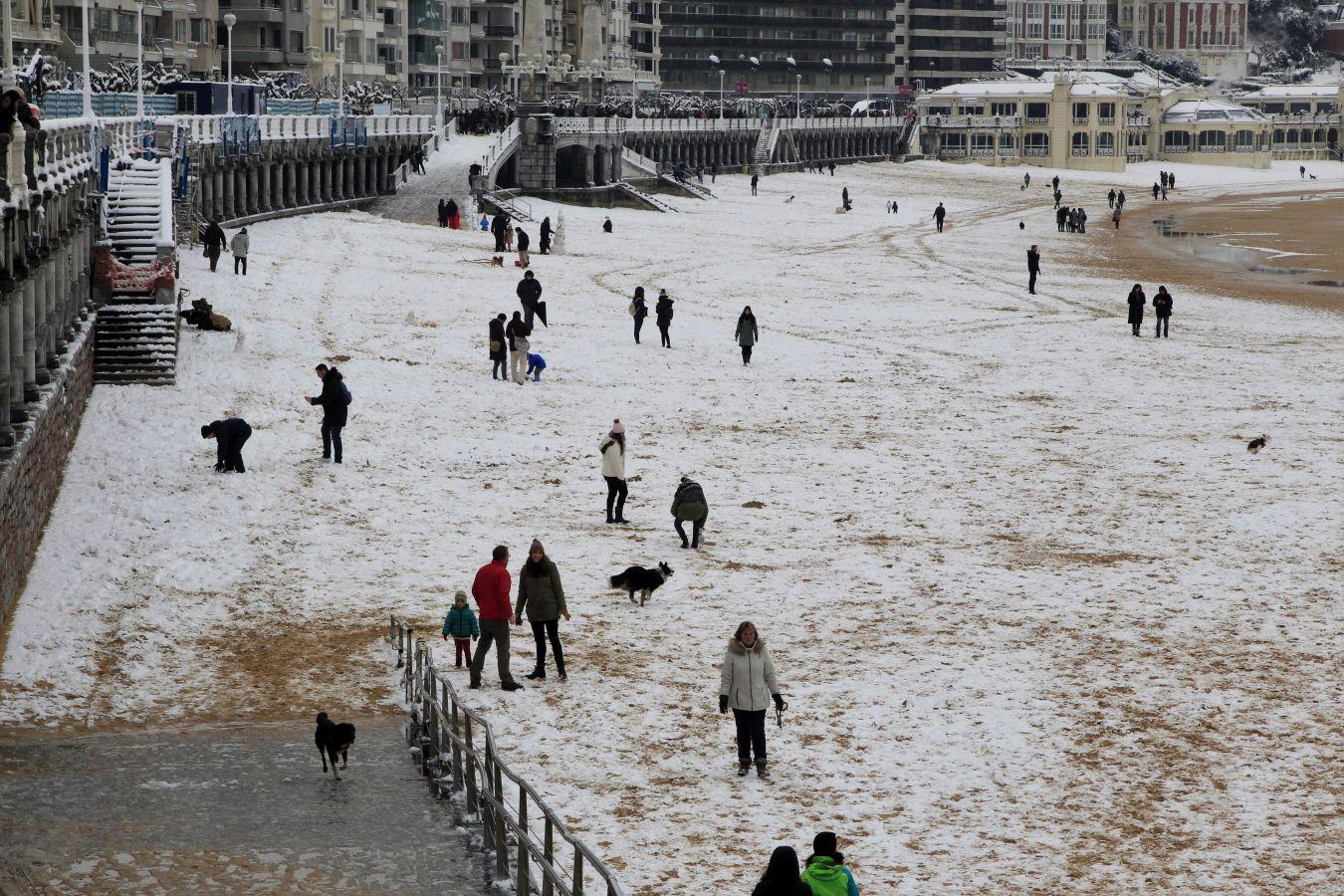 Las precipitaciones han generado muchos problemas de circulación a la vez que ha dejado bonitas estampas