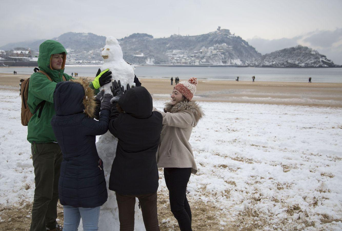 Las precipitaciones han generado muchos problemas de circulación a la vez que ha dejado bonitas estampas