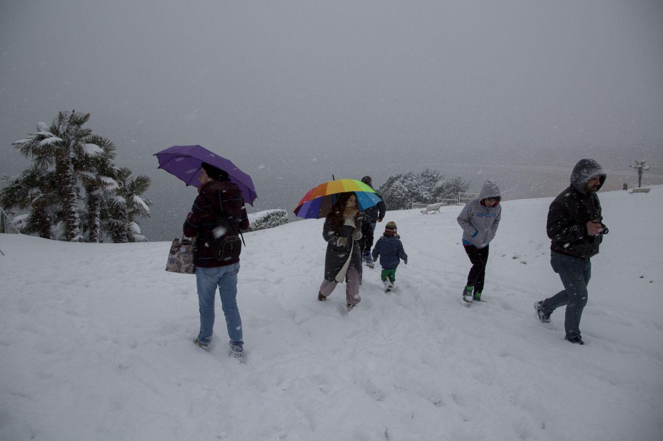 Las precipitaciones han generado muchos problemas de circulación a la vez que ha dejado bonitas estampas