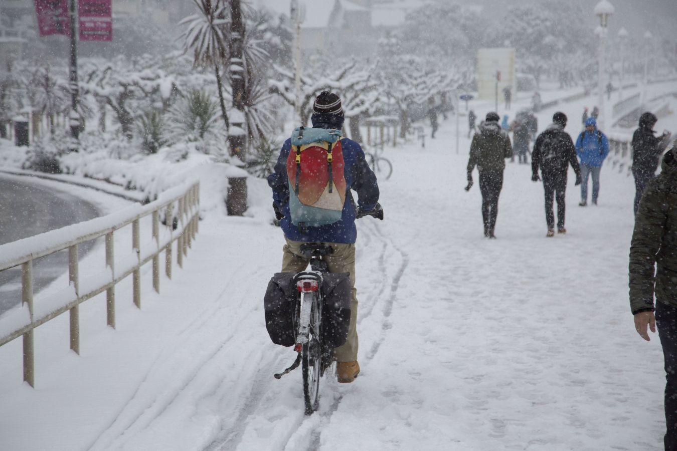 Las precipitaciones han generado muchos problemas de circulación a la vez que ha dejado bonitas estampas
