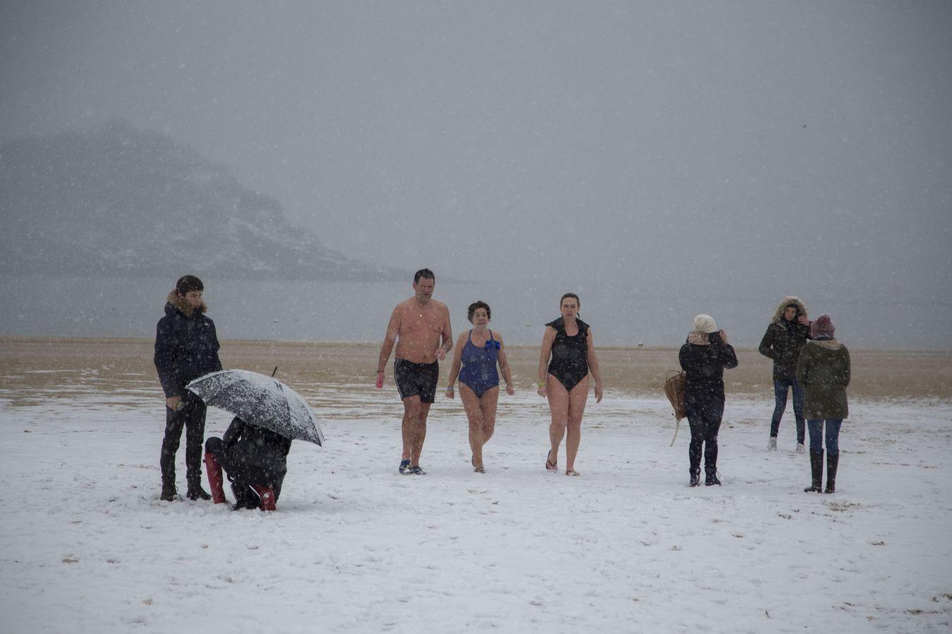 Las precipitaciones han generado muchos problemas de circulación a la vez que ha dejado bonitas estampas