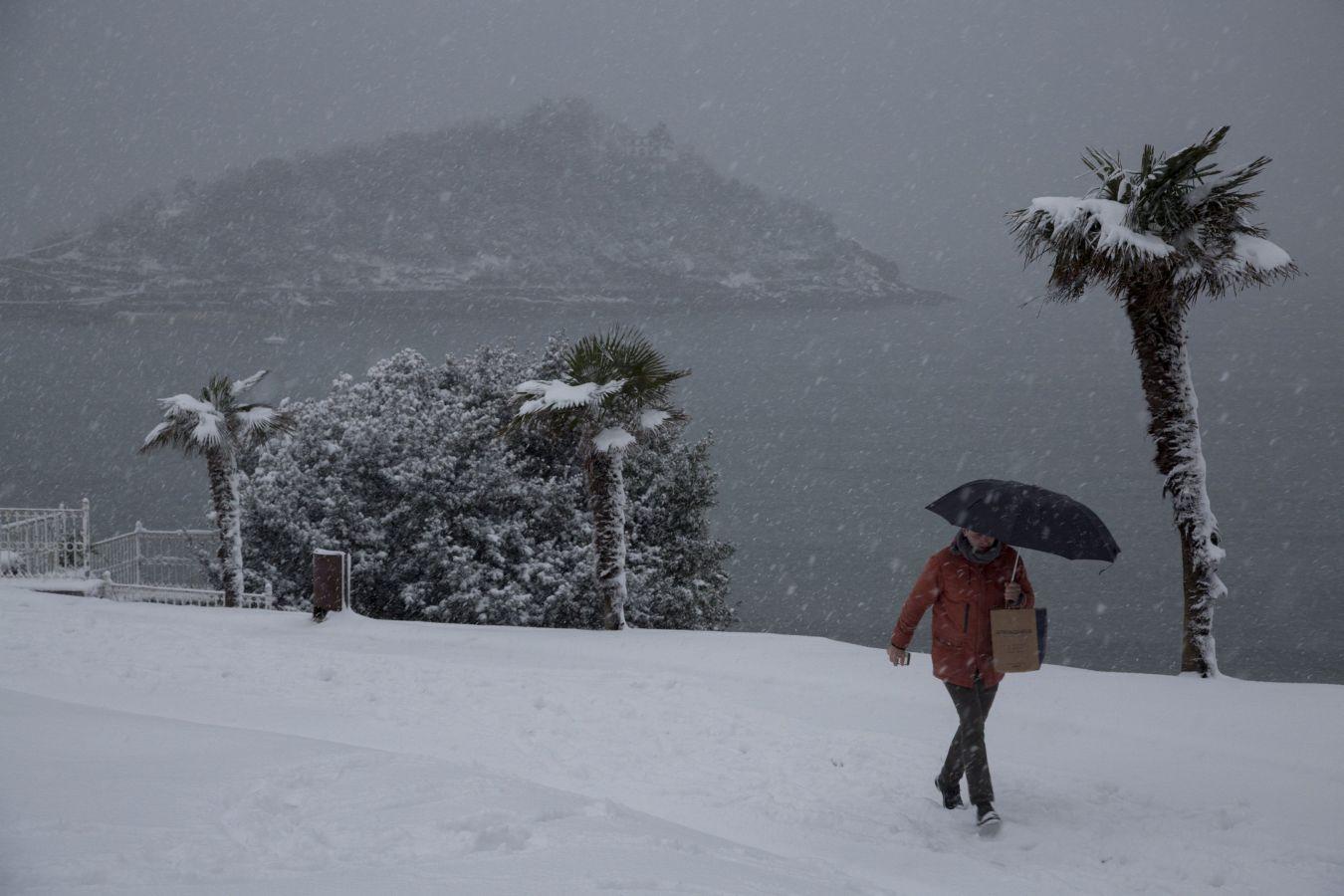 Las precipitaciones han generado muchos problemas de circulación a la vez que ha dejado bonitas estampas