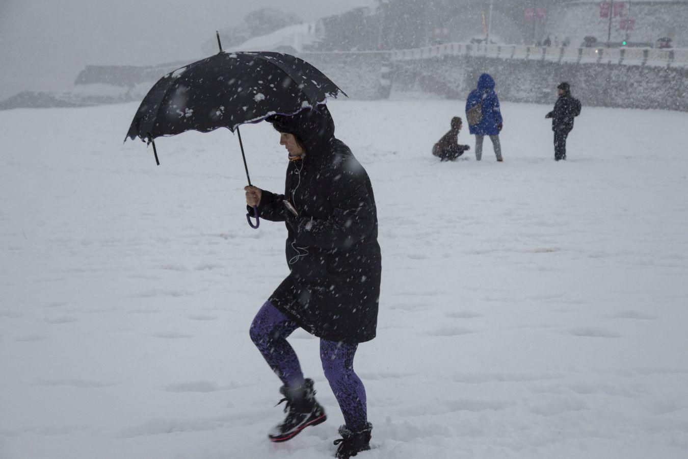 Las precipitaciones han generado muchos problemas de circulación a la vez que ha dejado bonitas estampas