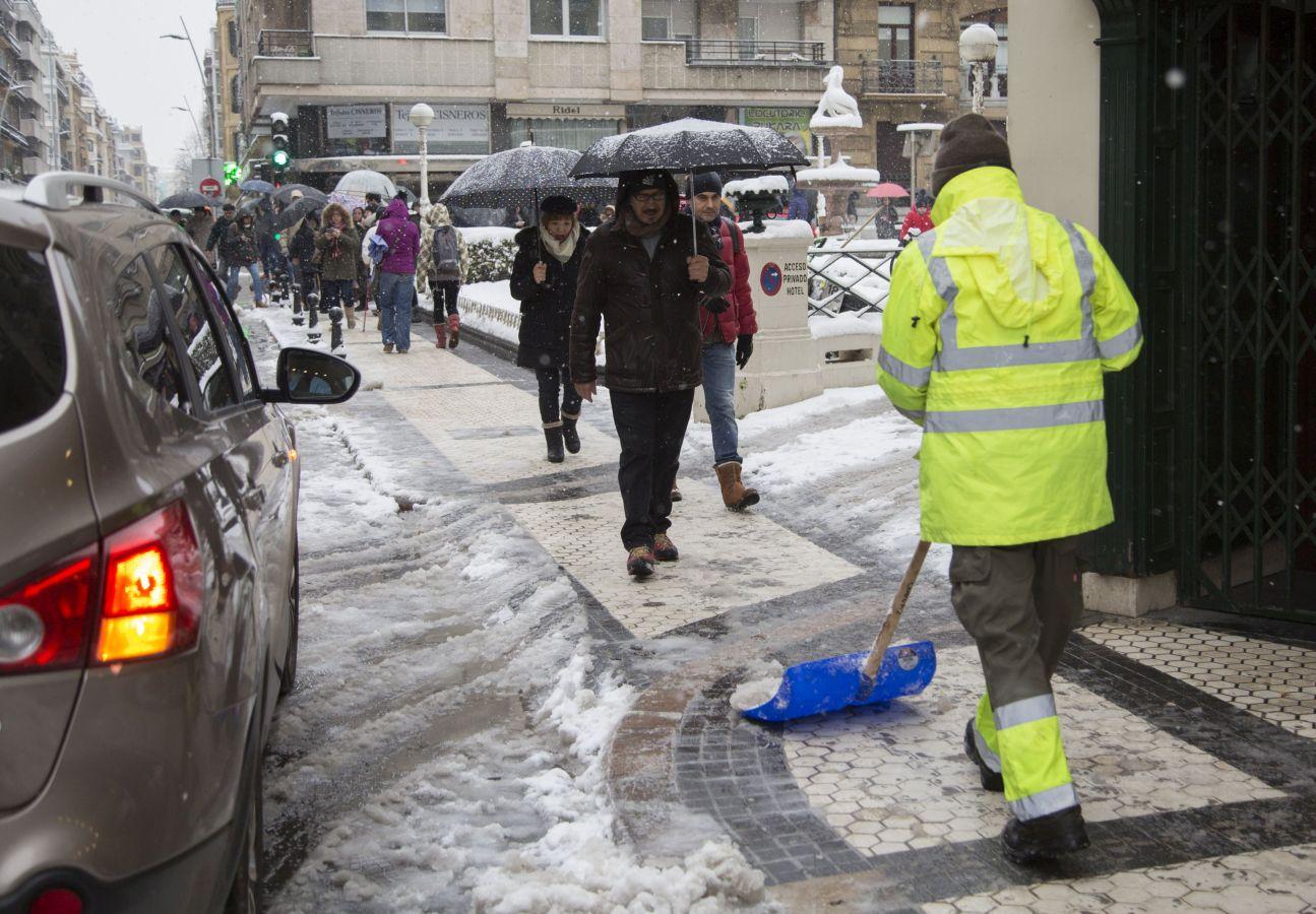 Las precipitaciones han generado muchos problemas de circulación a la vez que ha dejado bonitas estampas