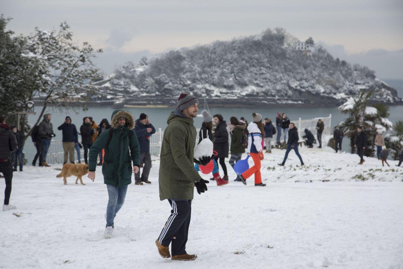 Las precipitaciones han generado muchos problemas de circulación a la vez que ha dejado bonitas estampas