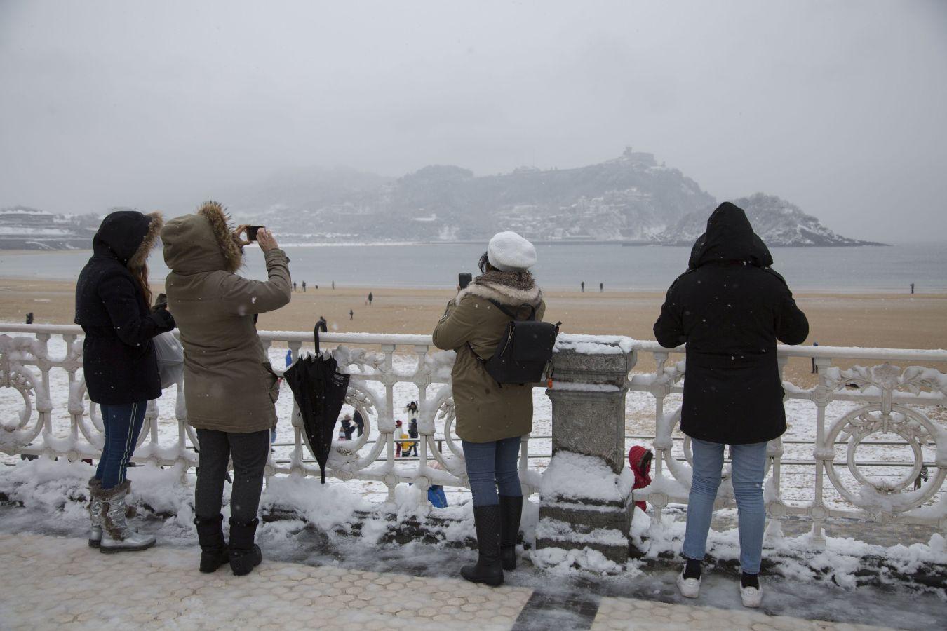 Las precipitaciones han generado muchos problemas de circulación a la vez que ha dejado bonitas estampas