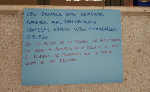 Nota de la Herri Eskola de Lezo, un aviso que se ha repetido en numerosos colegios de Gipuzkoa