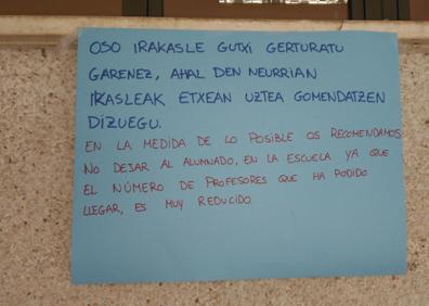Imagen secundaria 1 - A la izquierda, nota de la Herri Eskola de Lezo, un aviso que se ha repetido en numerosos colegios de Gipuzkoa. A la derecha, el bulo que ha saltado por Whatsapp.