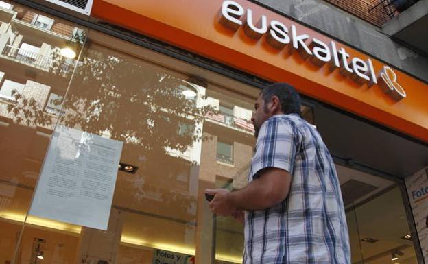 Un hombre, frente a una oficina de Euskaltel. 