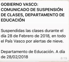 Imagen secundaria 2 - A la izquierda, nota de la Herri Eskola de Lezo, un aviso que se ha repetido en numerosos colegios de Gipuzkoa. A la derecha, el bulo que ha saltado por Whatsapp.