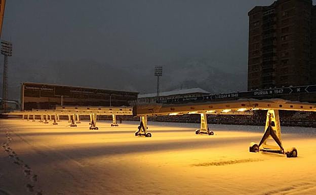 El campo de Ipurua totalmente nevado a primera hora de esta mañana