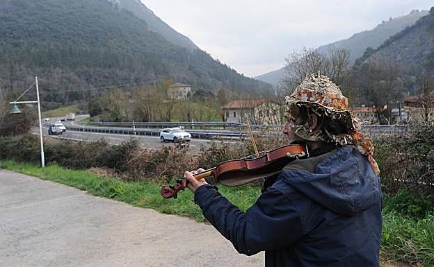 Galería. El tráfico y Joseba Olazabal, un encuadre típico en Mendaro. 