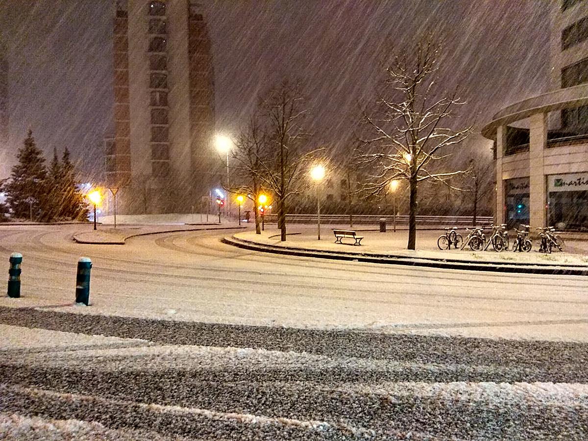 La nieve ha caído con intensidad en la capital guipuzcoana desde primera hora de la mañana
