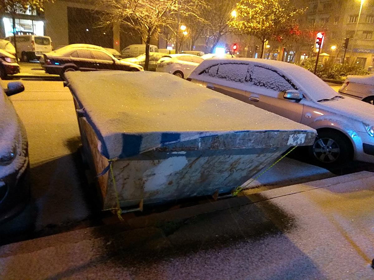 La nieve ha caído con intensidad en la capital guipuzcoana desde primera hora de la mañana