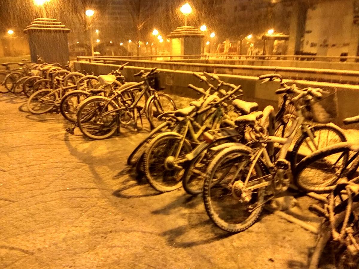 La nieve ha caído con intensidad en la capital guipuzcoana desde primera hora de la mañana