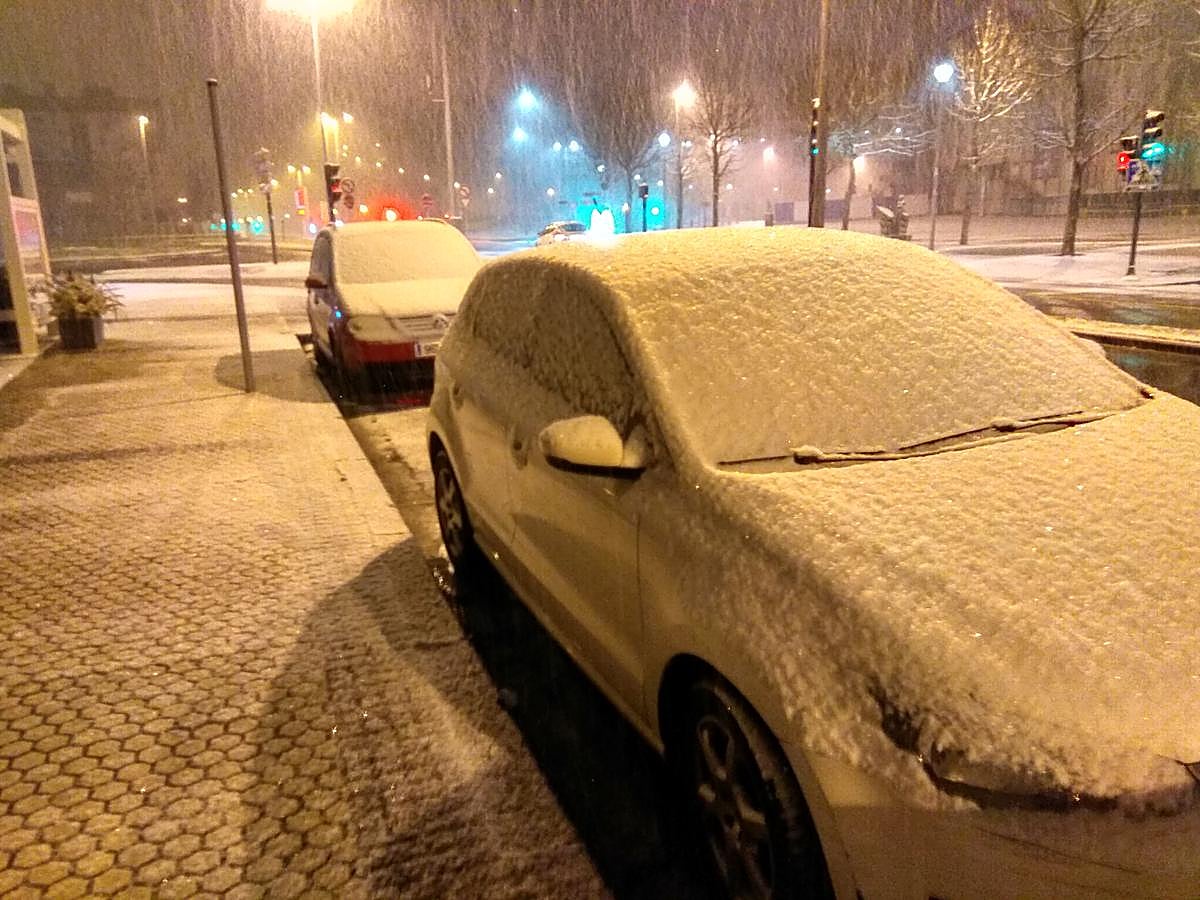 La nieve ha caído con intensidad en la capital guipuzcoana desde primera hora de la mañana