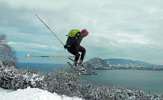Iñigo Martínez de Albornoz,campeón de España de esquí de travesía, subió a Igeldo donde estuvo practicando saltos, con un espectacular paisaje