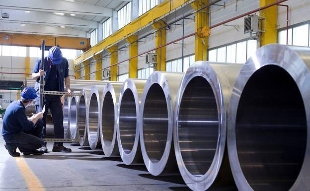 Trabajadores, en una planta de Tubacex. 